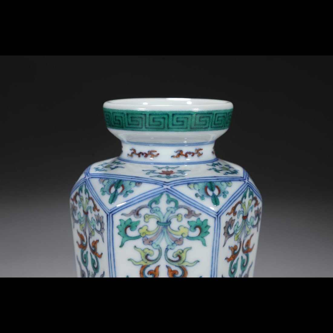 An Exquisite Doucai Flower Pattern Vase - 3