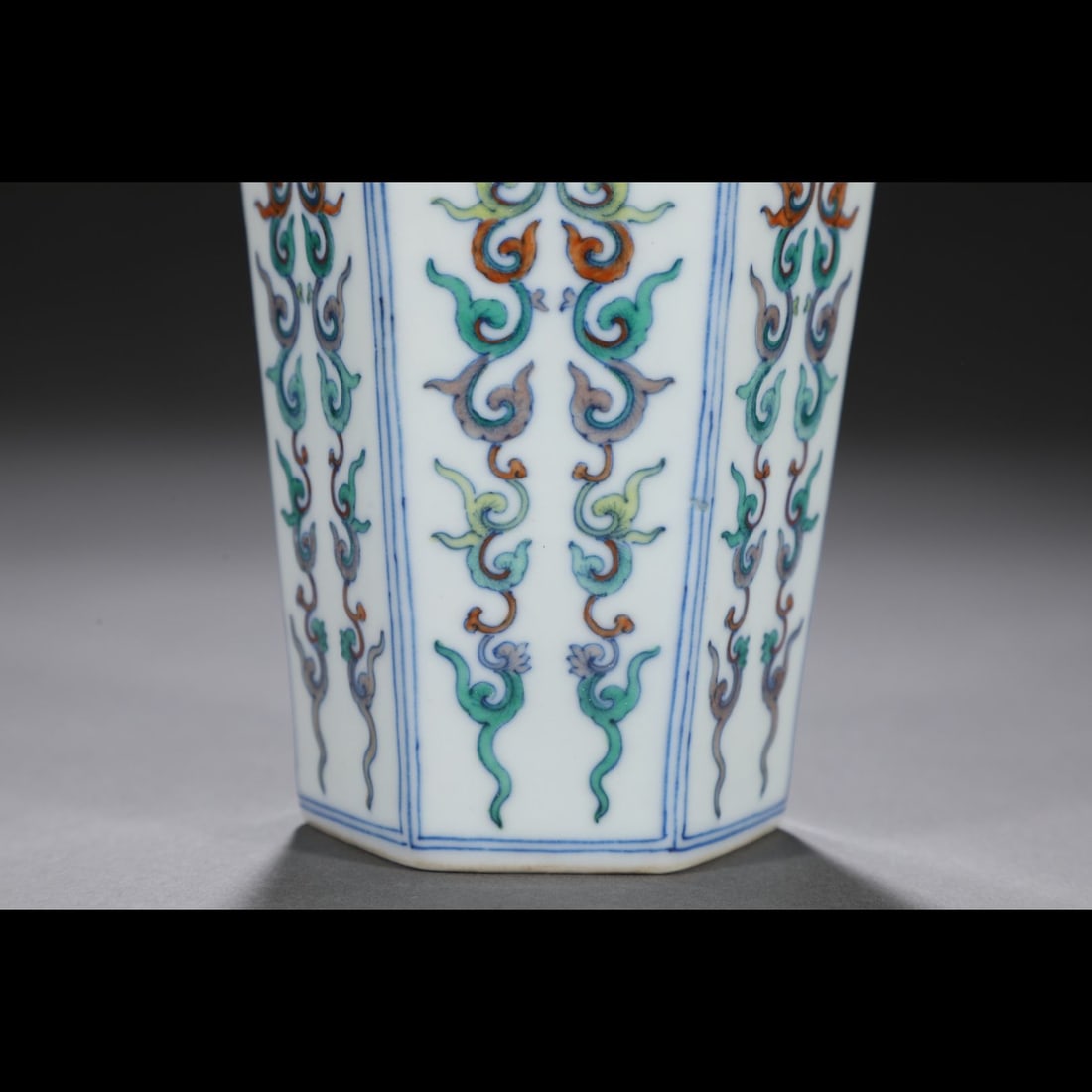 An Exquisite Doucai Flower Pattern Vase - 4