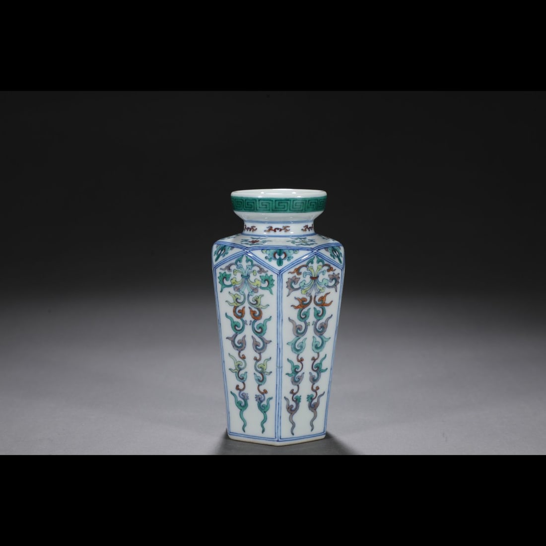 An Exquisite Doucai Flower Pattern Vase - 5