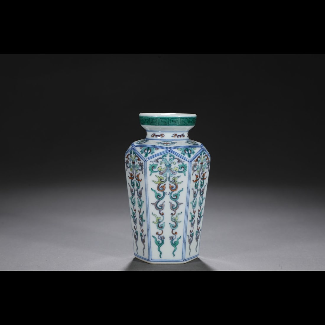 An Exquisite Doucai Flower Pattern Vase - 6