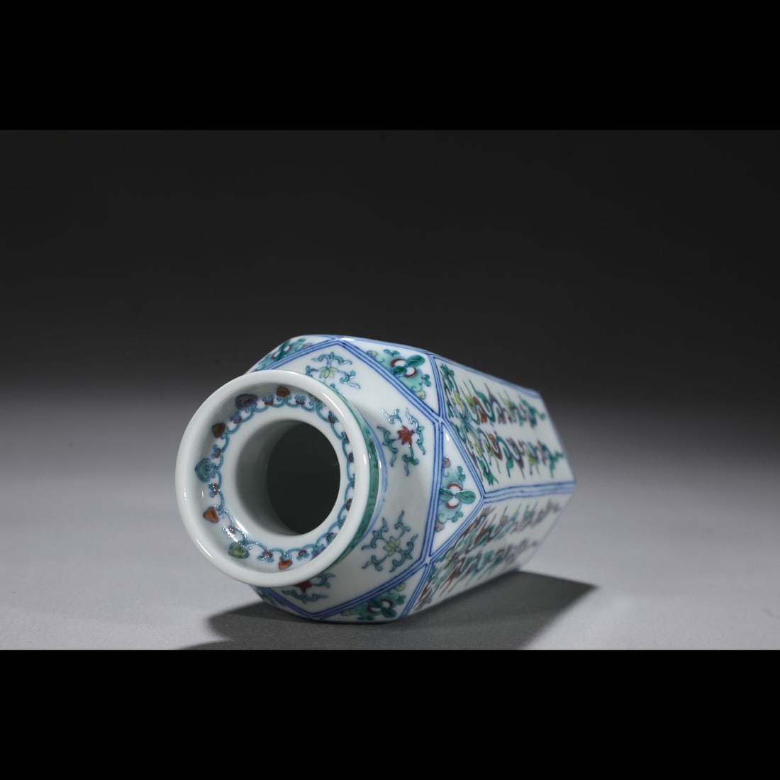 An Exquisite Doucai Flower Pattern Vase - 7