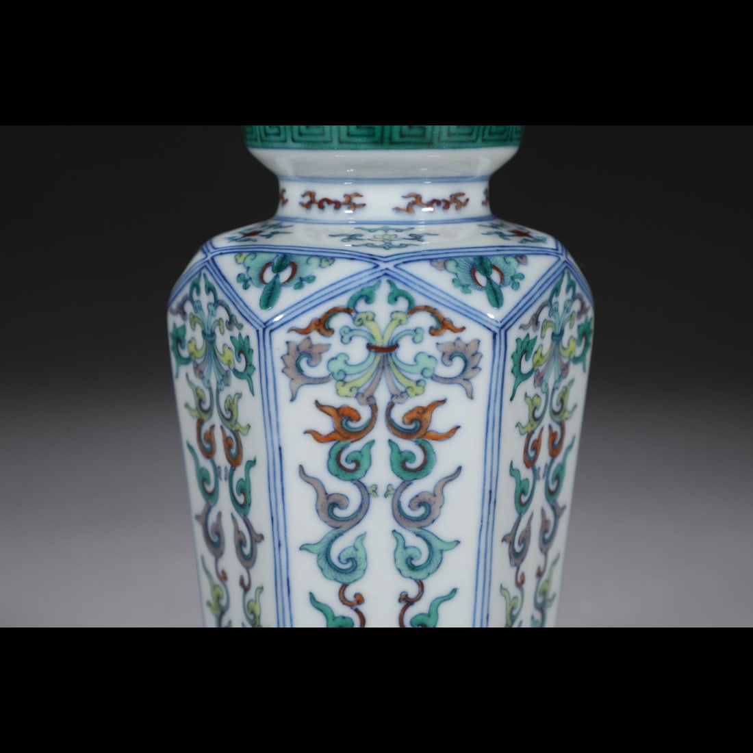 An Exquisite Doucai Flower Pattern Vase - 8