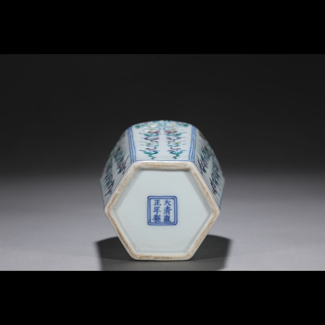 An Exquisite Doucai Flower Pattern Vase - 9