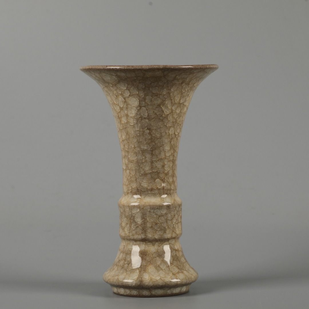 An Exquisite Ge yao Ice Crackle Pattern Vase: An Exquisite Ge yao Ice Crackle Pattern Vase,Song Dynasty, China,Size:9.1inx5.5in 哥窑冰裂纹瓶,中国宋代