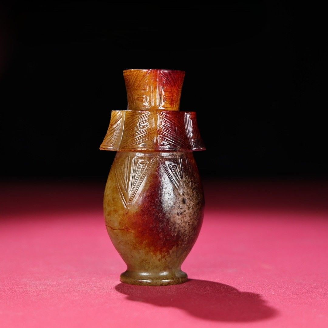 An Exquisite Hotan Jade Vase: An Exquisite Hotan Jade Vase,Han Dynasty, China,Size:4.3inx2.2inx1.5in,Weight:143g 和田玉瓶,中国汉代