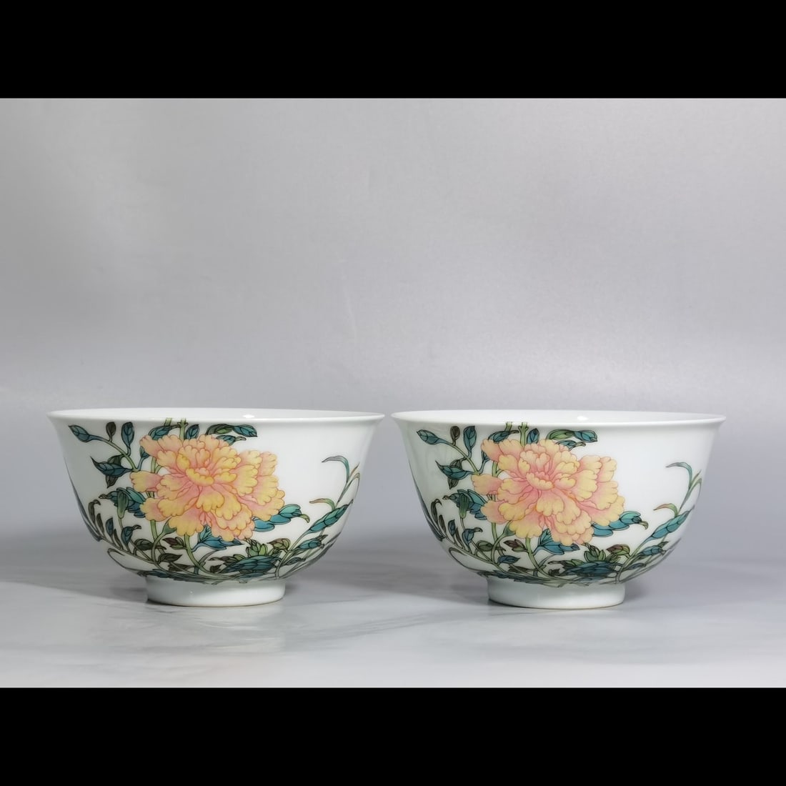 A pair of Exquisite Famille-Rose Flower Pattern Bowl: A pair of Exquisite Famille-Rose Flower Pattern Bowl,Qing Dynasty, China,Yongzheng Six‑character Mark,Size:4.5inx2.5in 一对粉彩花卉纹碗,中&#