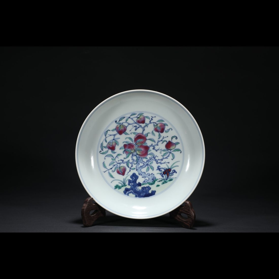 An Exquisite Doucai Peach Pattern Plate: An Exquisite Doucai Peach Pattern Plate,Qing Dynasty, China,Yongzheng Six‑character Mark,Size:1.6inx7.3in 斗彩桃纹盘,中国清代,雍ઽ
