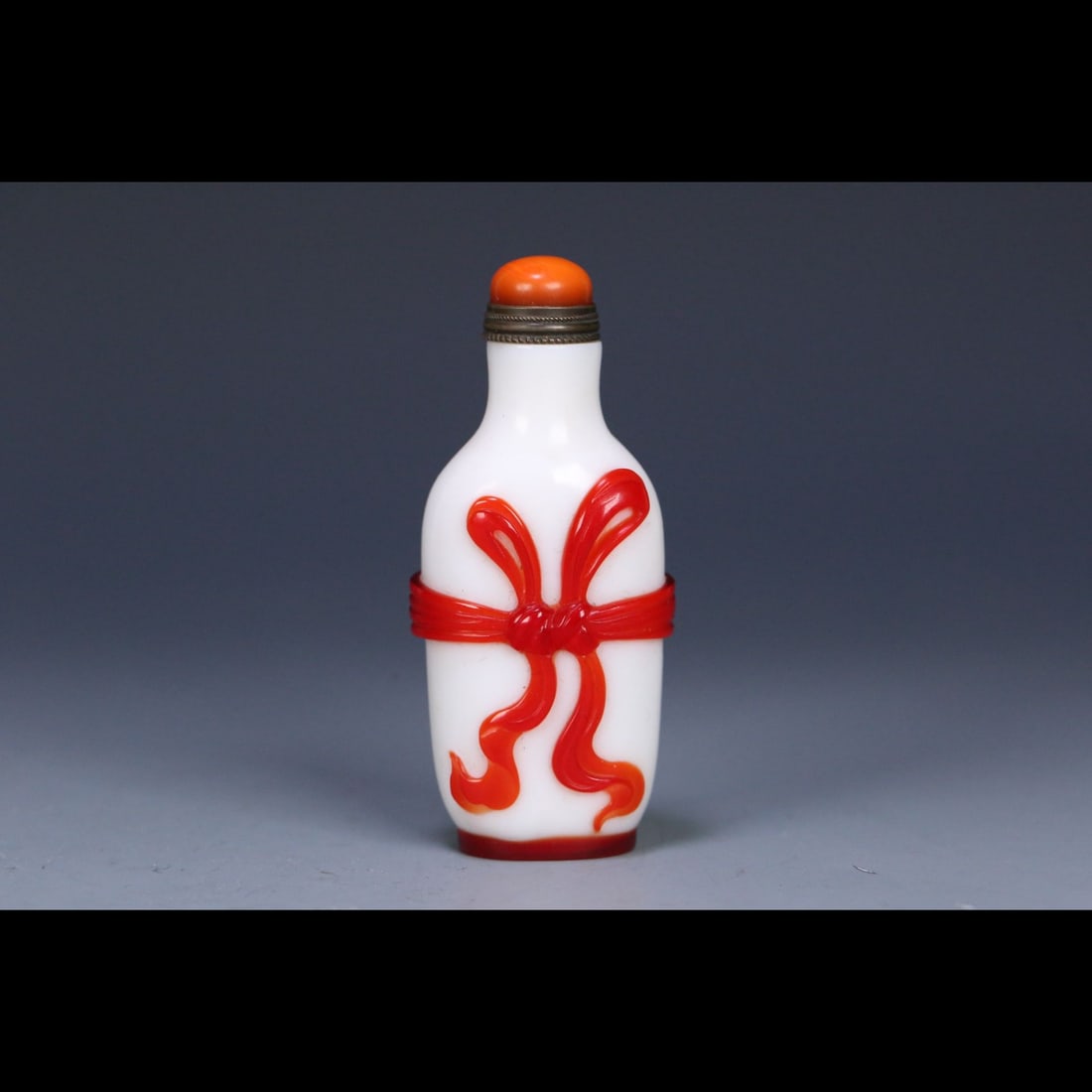 An Exquisite Glass Snuff Bottle: An Exquisite Glass Snuff Bottle,Qing Dynasty, China,Size:3inx1.3inx0.9in,Weight:58g 琉璃鼻烟壶,中国清代