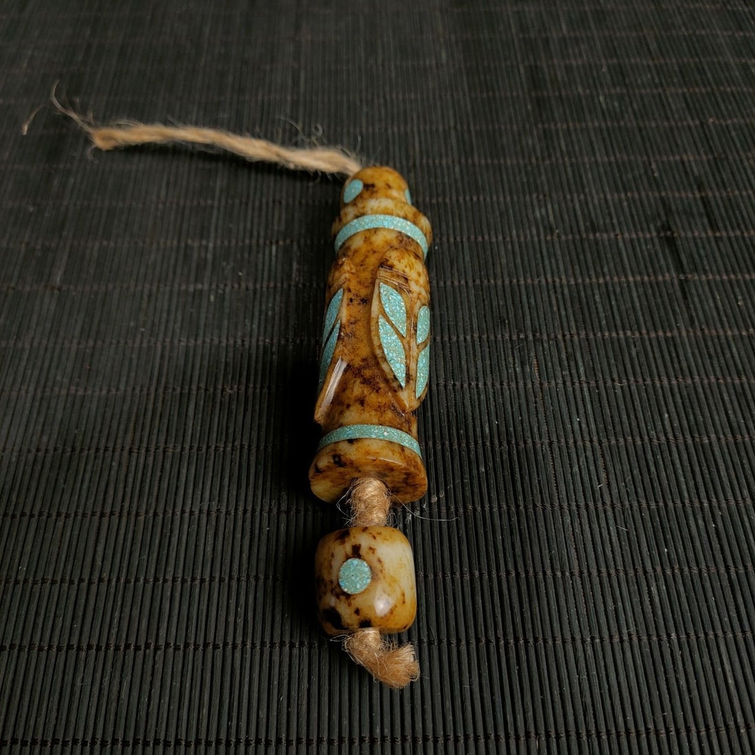 An Exquisite Hotan Jade Inlaid Turquoise Handheld Carving: An Exquisite Hotan Jade Inlaid Turquoise Handheld Carving,Han Dynasty,China,Size:2.8inx1.2in,Weight:96g
