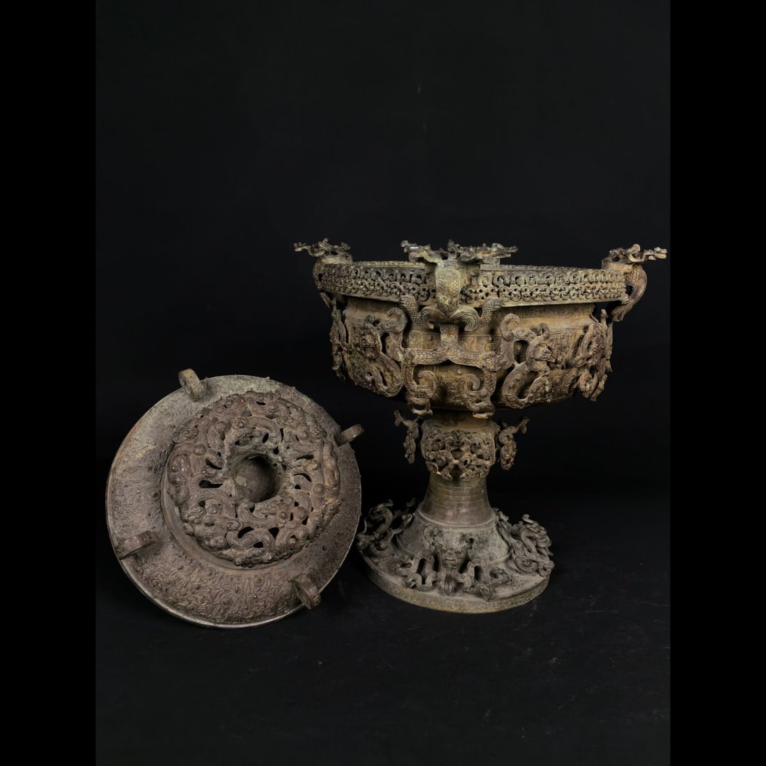 An Exquisite Bronze Dragon Pattern Jar - 2