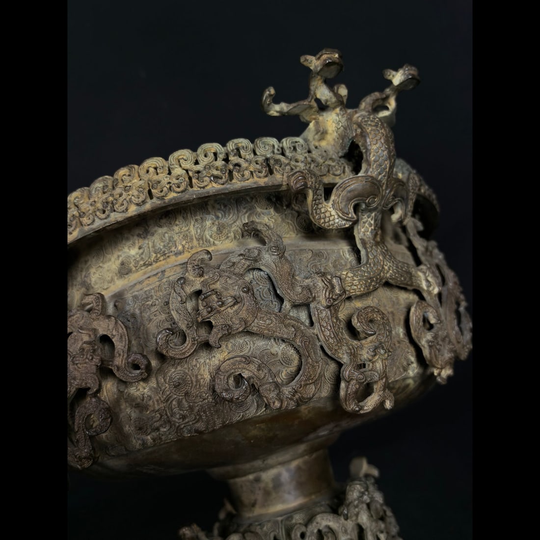 An Exquisite Bronze Dragon Pattern Jar - 5