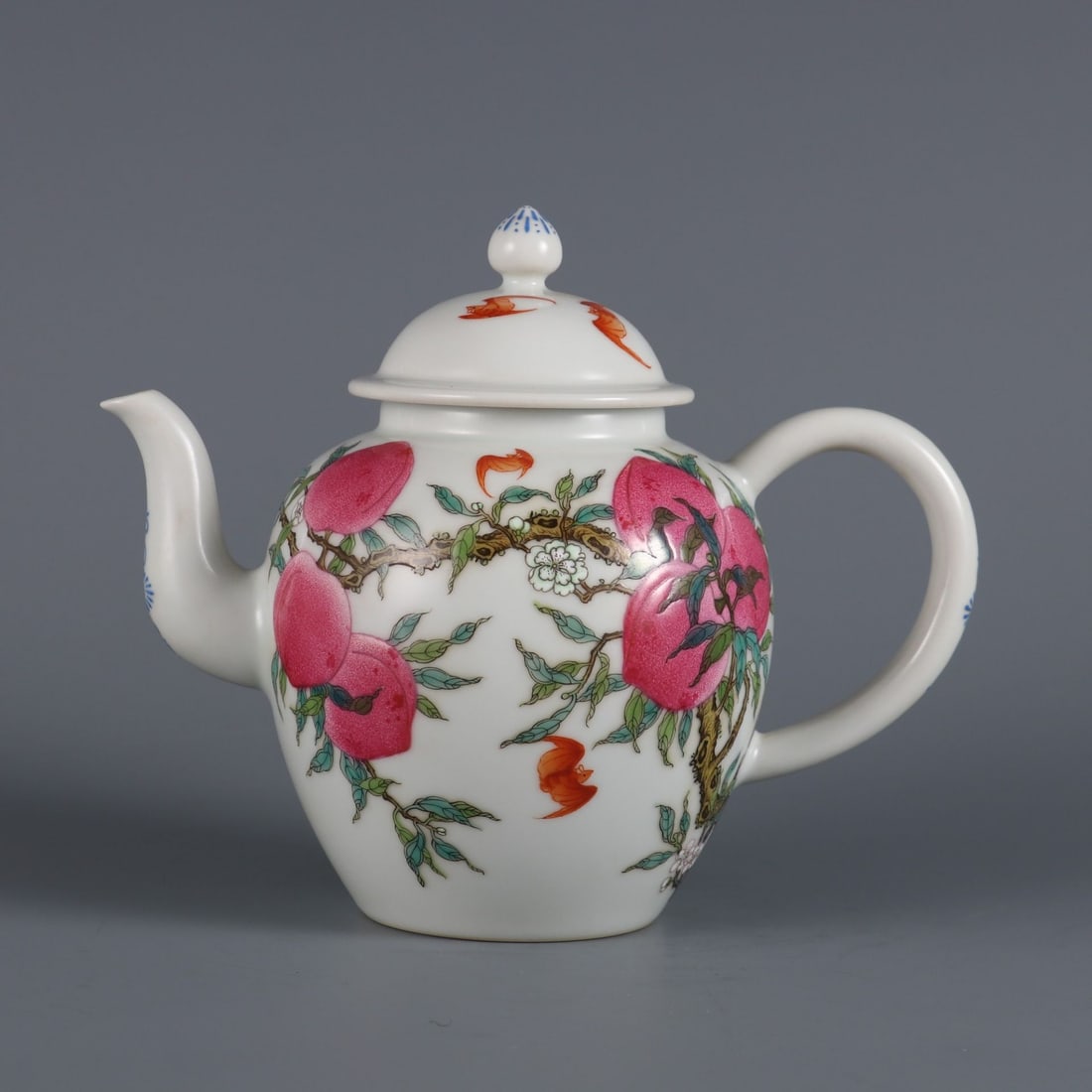 An Exquisite Famille-Rose Bats and Peach Pattern Ewer: An Exquisite Famille-Rose Bats and Peach Pattern Ewer,Qing Dynasty, China,Qianlong Six‑character Mark,Size:6inx2.2in