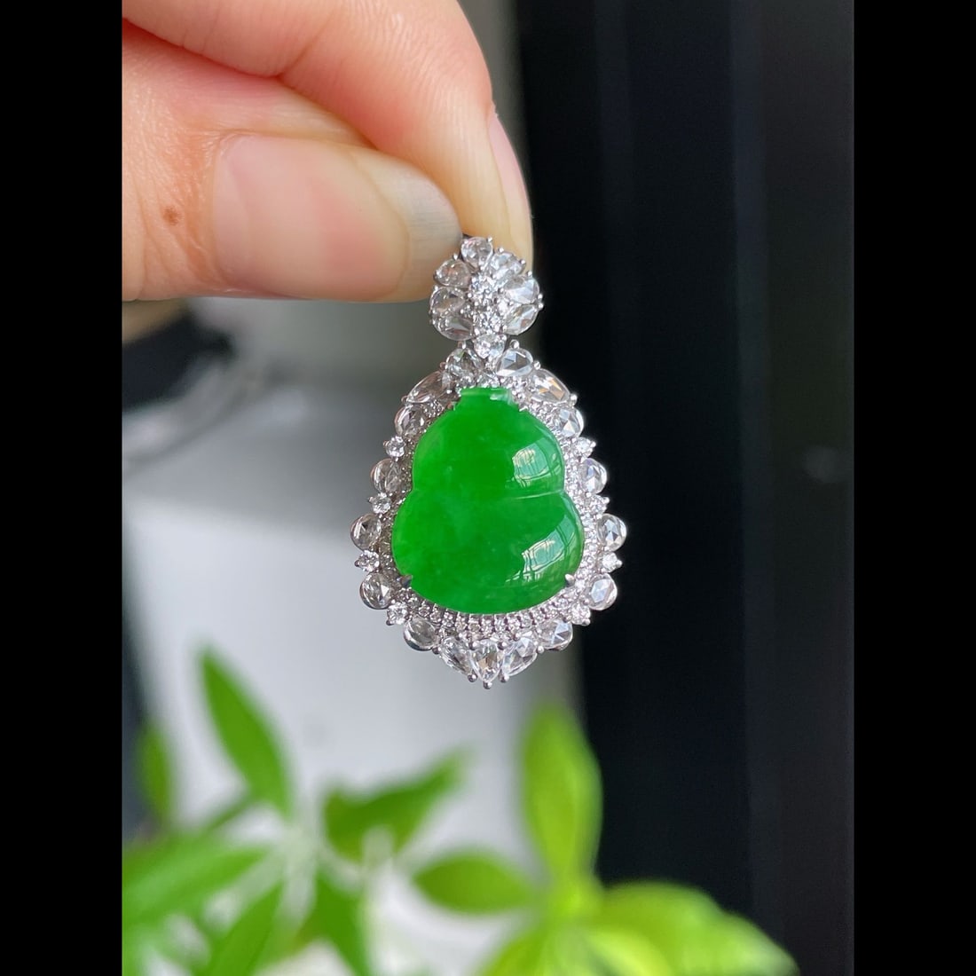 An Exquisite Jadeite Gourd Pendant: An Exquisite Jadeite Gourd Pendant,Qing Dynasty, China,Size:1.1inx0.7inx0.4in 翡翠葫芦吊坠,中国清代