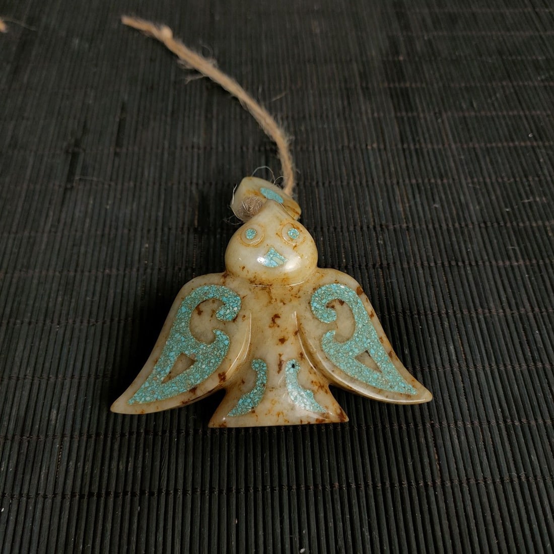 An Exquisite Hotan Jade Inlaid Turquoise Bird: An Exquisite Hotan Jade Inlaid Turquoise Bird,Ancient Time,China,Size:1inx3.1inx2.4in,Weight:69g 和田玉镶松石鸟,远古时期