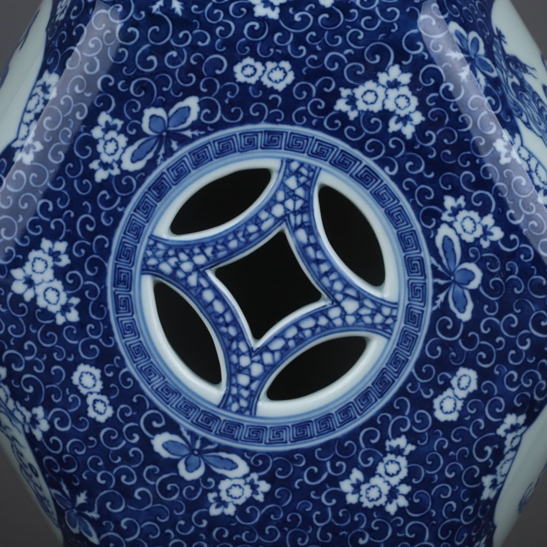 An Exquisite Blue and White Arhat Pattern Stool - 5
