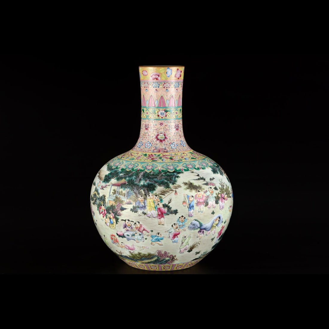 An Exquisite Famille-Rose Character and Story Pattern Vase: An Exquisite Famille-Rose Character and Story Pattern Vase,Qing Dynasty, China,Qianlong Six-character Mark,Size:21.1inx15.4in 粉彩人物故事纹瓶,中&