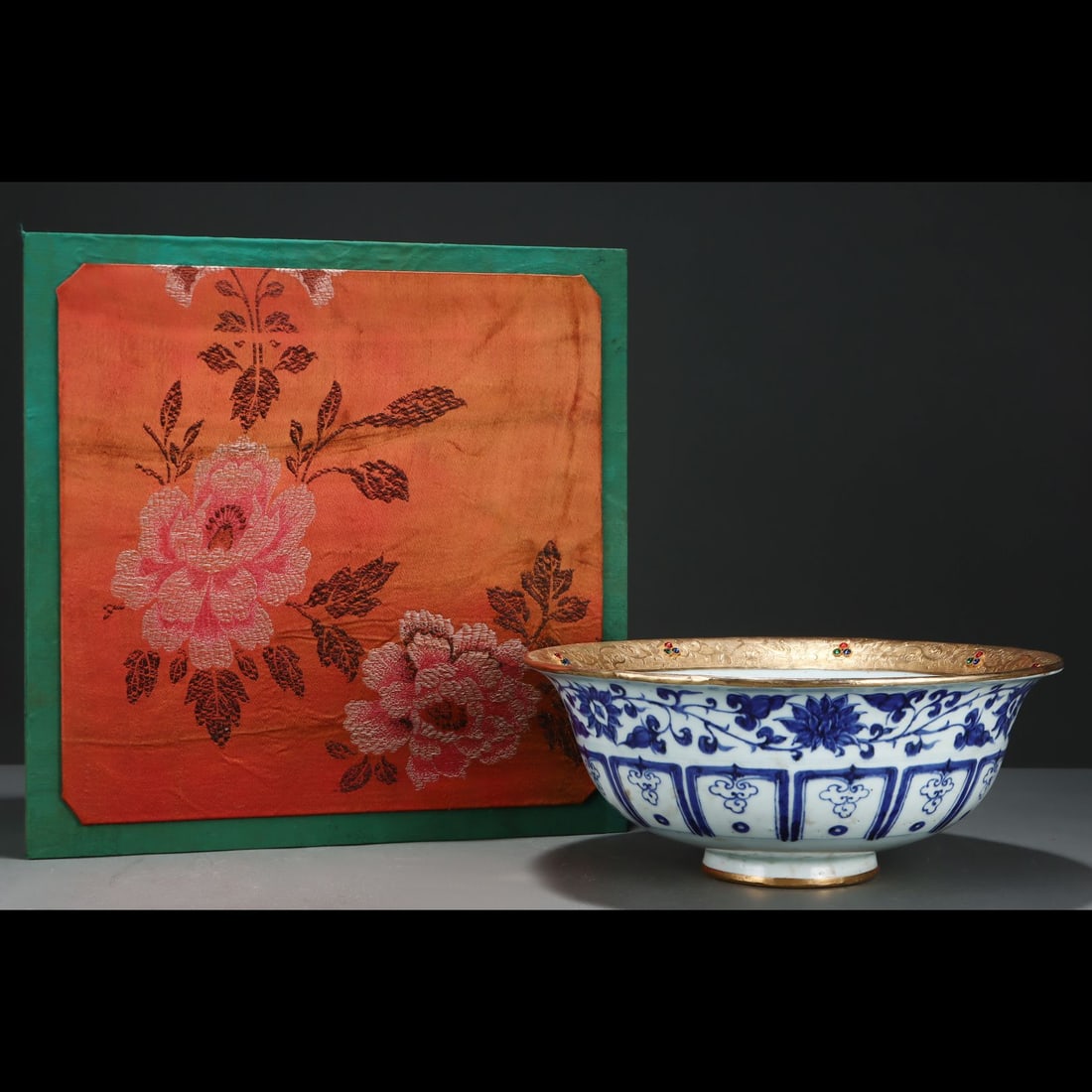An Exquisite Blue and White Cover with Gold Figures Pattern Bowl: An Exquisite Blue and White Cover with Gold Figures Pattern Bowl,Yuan Dynasty, China,Size:5.2inx12.6in 青花包金人物纹碗,中国元代
