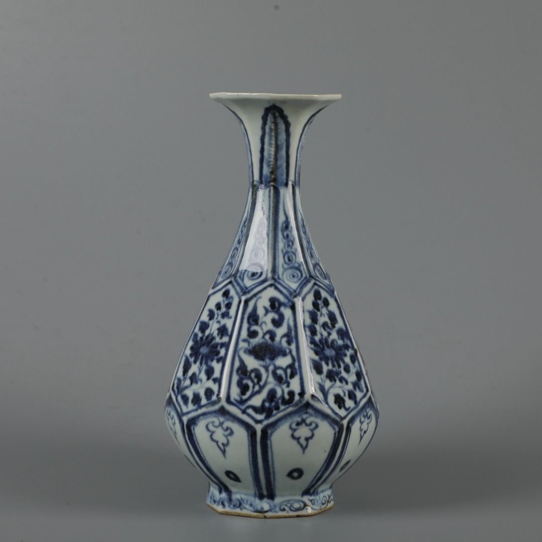 An Exquisite Blue and White Flower Pattern Vase: An Exquisite Blue and White Flower Pattern Vase,Qing Dynasty, China,Size:10.8inx5.3in 青花花卉纹瓶,中国清代