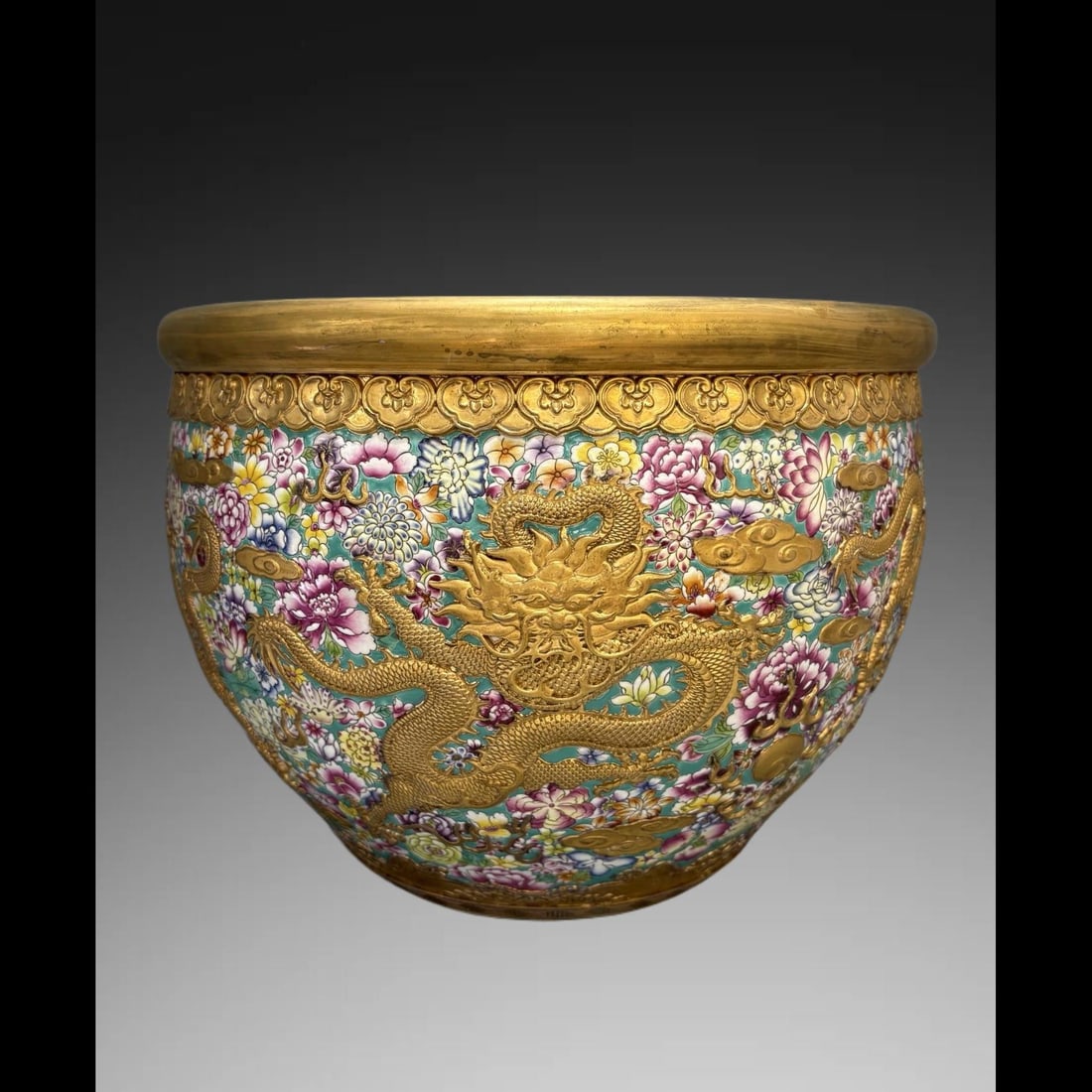 An Exquisite Green Ground Painted Gold Dragon Pattern Vat: An Exquisite Green Ground Painted Gold Dragon Pattern Vat,Qing Dynasty, China,Qianlong Six‑character Mark,Size:10inx13.4in 绿地描金龙纹缸,中ࢲ