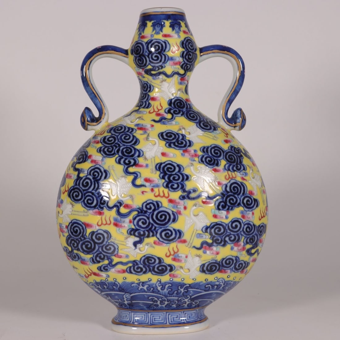 An Exquisite Yellow Ground Famille-Rose Blue and White Crane Pattern Vase: An Exquisite Yellow Ground Famille-Rose Blue and White Crane Pattern Vase,Qing Dynasty, China,Qianlong Six-character Mark,Size:9.4inx6.1in 黄地粉彩青花鹤ń