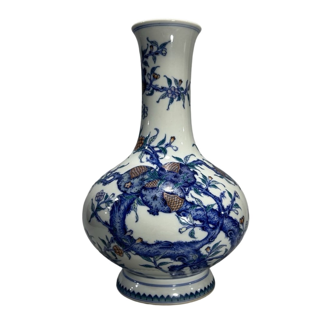 An Exquisite Blue and White Pomegranate Pattern Vase: An Exquisite Blue and White Pomegranate Pattern Vase,Qing Dynasty, China,Qianlong Six-character Mark,Size:6.5inx12in 青花石榴纹瓶,中国清代,&