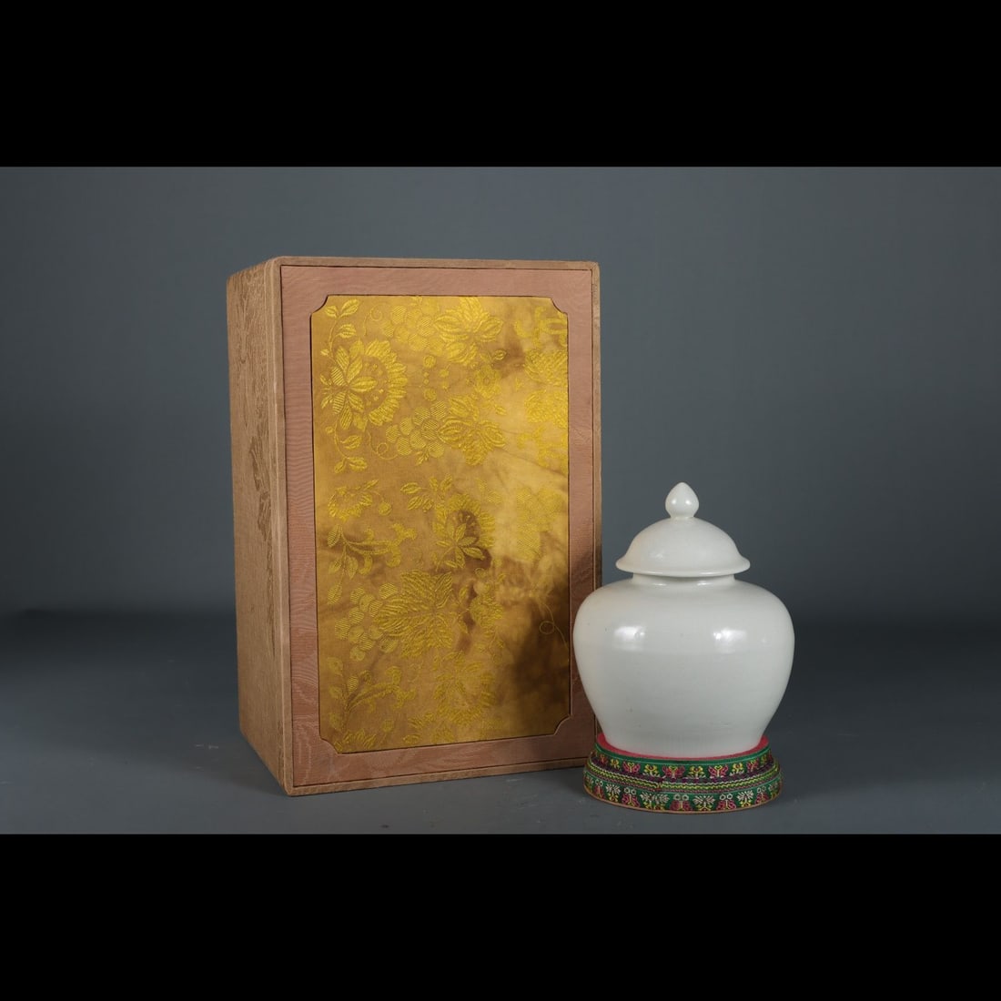 An Exquisite Sweet white Glaze Dragon Pattern Jar: An Exquisite Sweet white Glaze Dragon Pattern Jar,Ming Dynasty, China,Size:5.9inx2.4inx5.1inx3.5in 甜白釉龙纹罐,中国明代