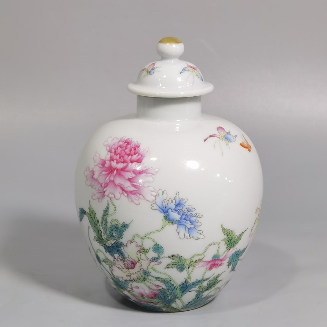 An Exquisite Famille-Rose Flower Pattern Jar: An Exquisite Famille-Rose Flower Pattern Jar,Qing Dynasty, China,Yongzheng Six‑character Mark,Size:1.1inx5.2inx3.7in 粉彩花卉纹罐,中国清