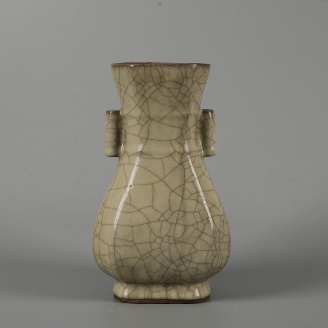 An Exquisite Ge yao Ice Crackle Pattern Vase: An Exquisite Ge yao Ice Crackle Pattern Vase,Song Dynasty, China,Size:8.9inx4.9in 哥窑冰裂纹瓶,中国宋代