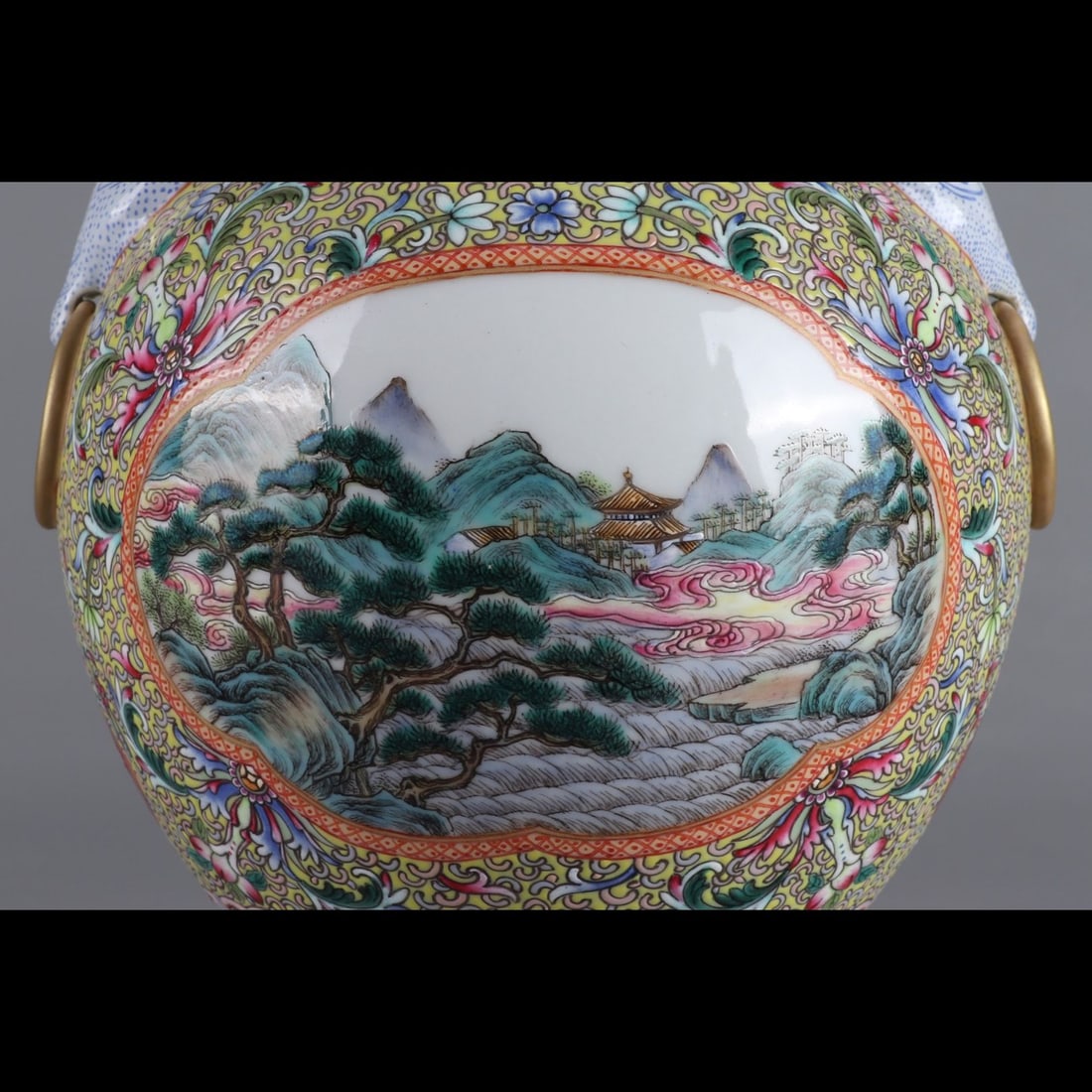 An Exquisite Enamel Landscape Pattern Vase - 3