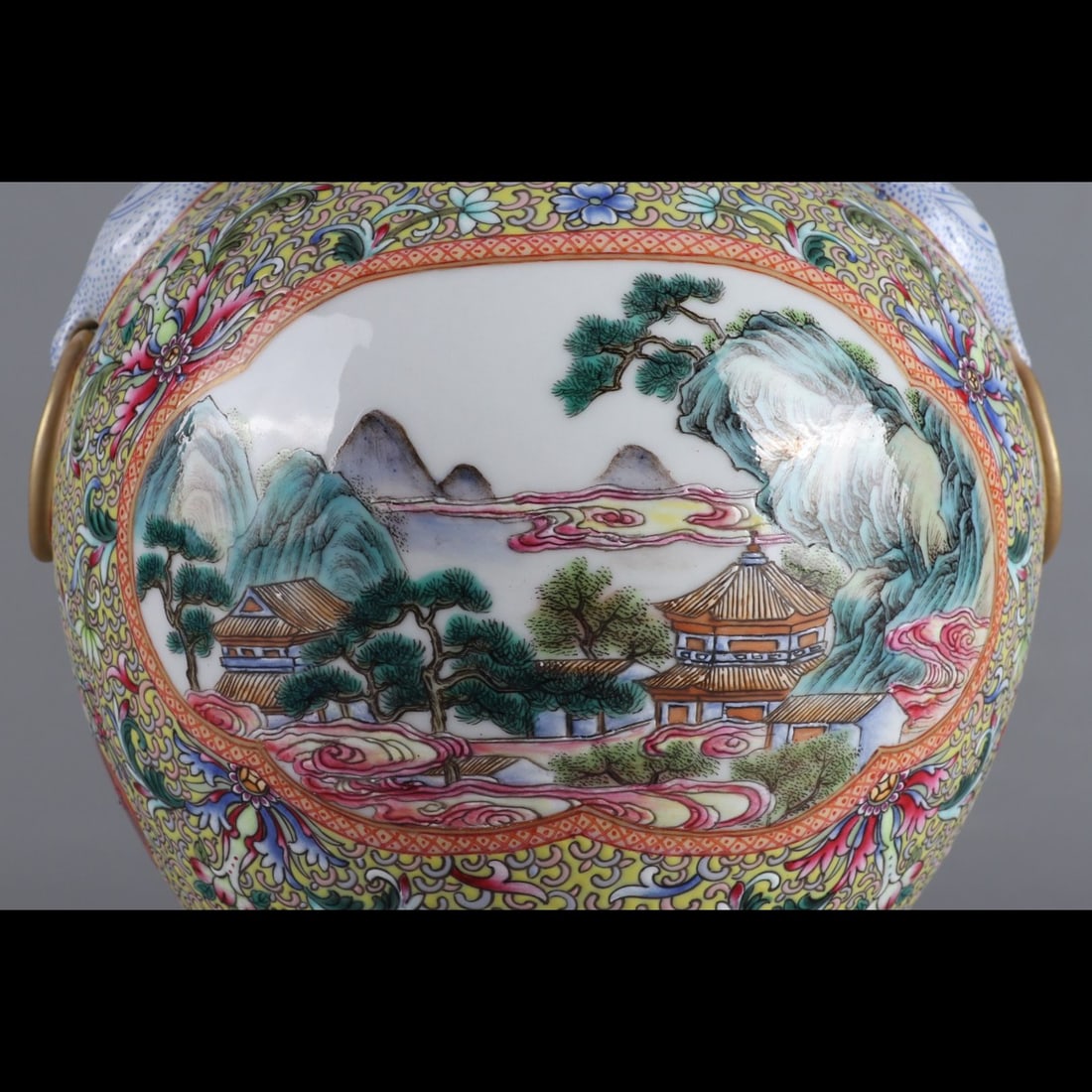 An Exquisite Enamel Landscape Pattern Vase - 5