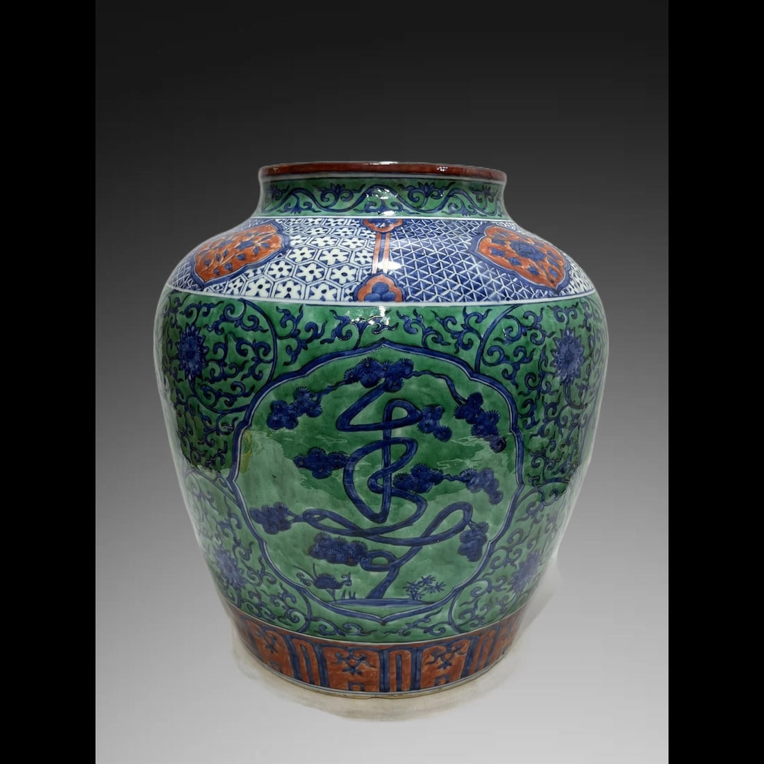 An Exquisite Red and Green Glazed Shou-Character Pattern Jar: An Exquisite Red and Green Glazed Shou-Character Pattern Jar,Ming Dynasty, China,Longqing Six-character Mark,Size:14.8in