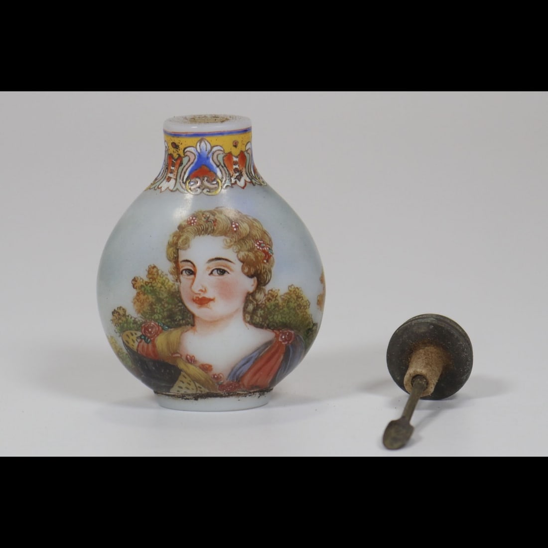 An Exquisite Enamel Figures Pattern Snuff Bottle - 6