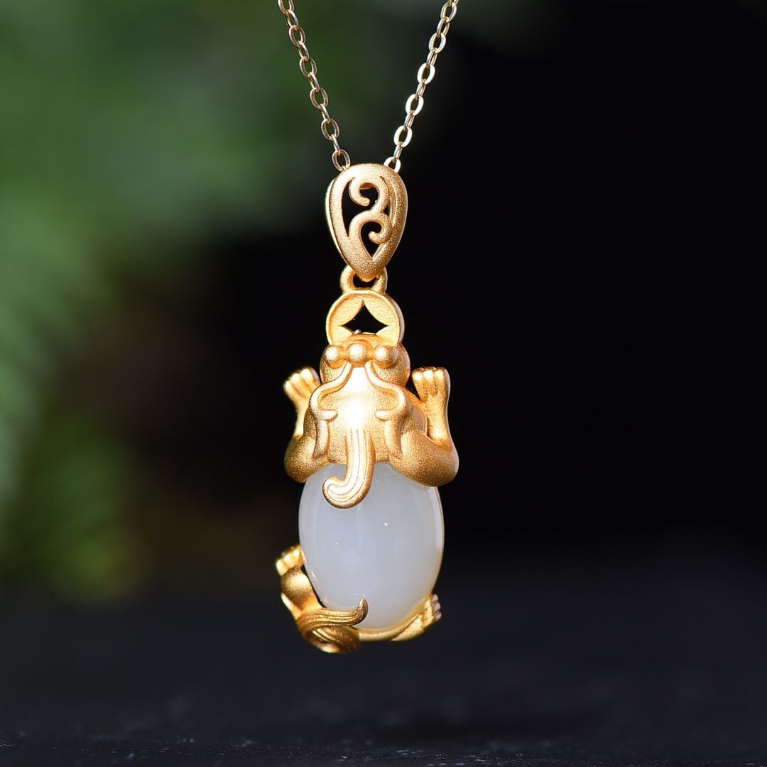 An Exquisite Silver-Inlaid Hotan Jade Auspicious Beast Pendant: An Exquisite Silver-Inlaid Hotan Jade Auspicious Beast Pendant,Size:0.4inx0.6in 银镶和田玉貔貅吊坠