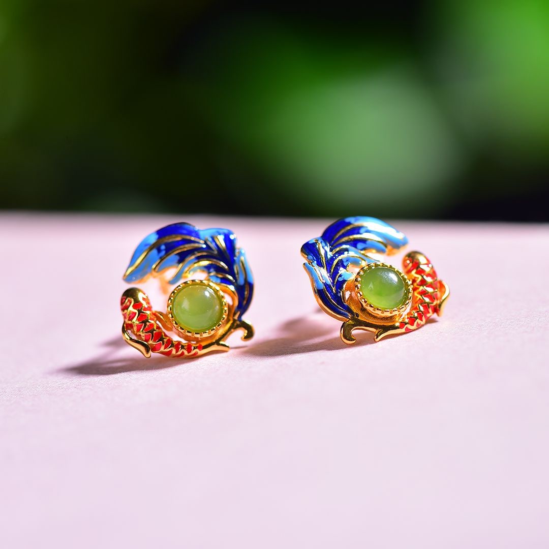 A pair of Exquisite Silver-Inlaid Hotan Jade Jasper Fish-Shaped Earring: A pair of Exquisite Silver-Inlaid Hotan Jade Jasper Fish-Shaped Earring,Size:0.2inx0.2in 一对银镶嵌和田玉碧玉鱼形耳钉