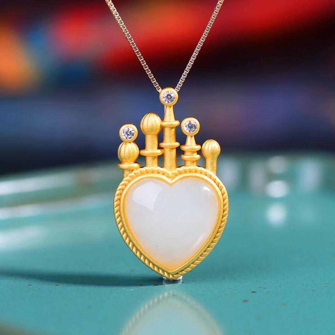 An Exquisite Silver-Inlaid Hotan Jade Heart-Shaped Pendant: An Exquisite Silver-Inlaid Hotan Jade Heart-Shaped Pendant,Size:0.6inx0.6in 银镶和田玉心形吊坠