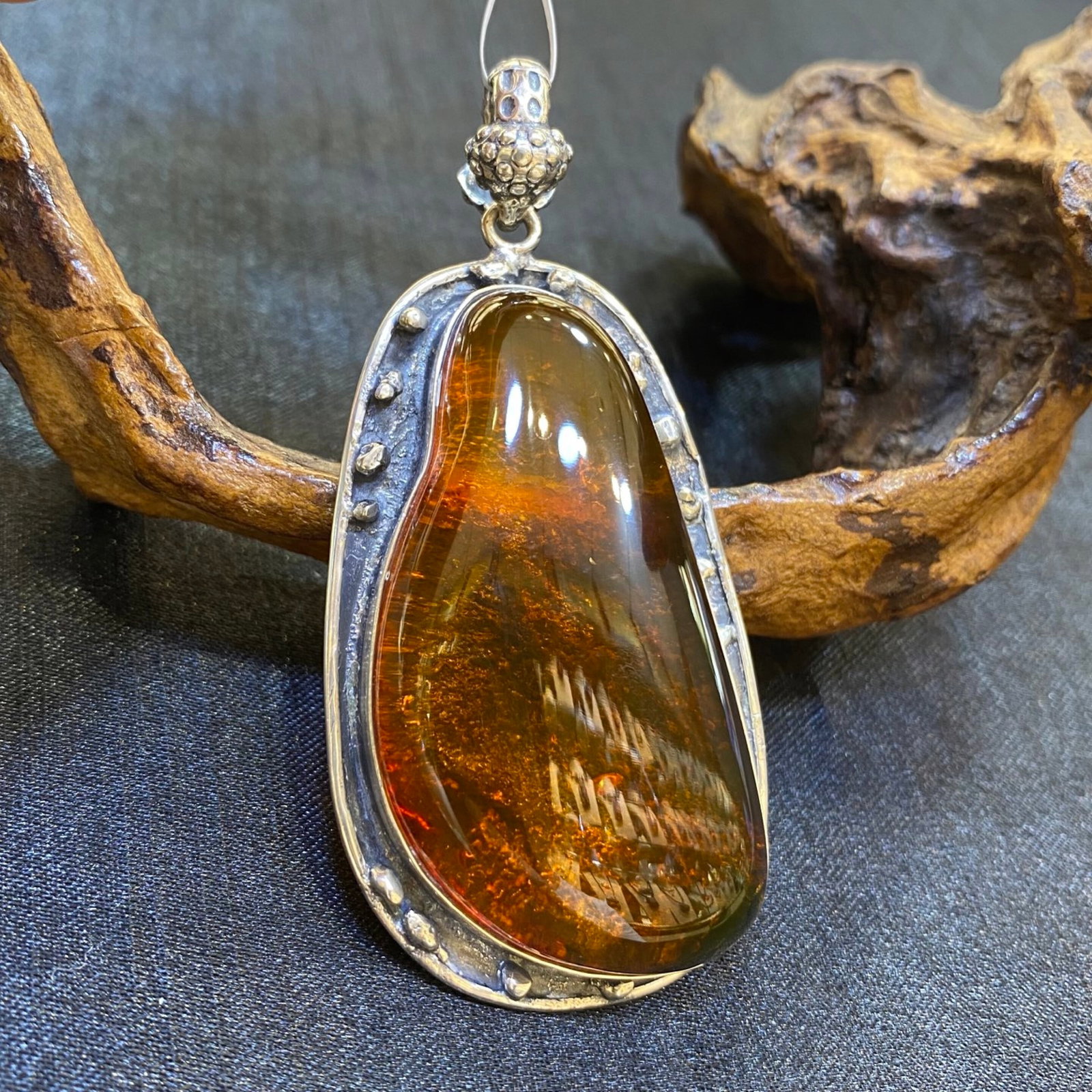 An Exquisite Beeswax Inlaid Silver Necklace: An Exquisite Beeswax Inlaid Silver Necklace,Size:1.2in,Weight:21.3g 蜜蜡镶银项链