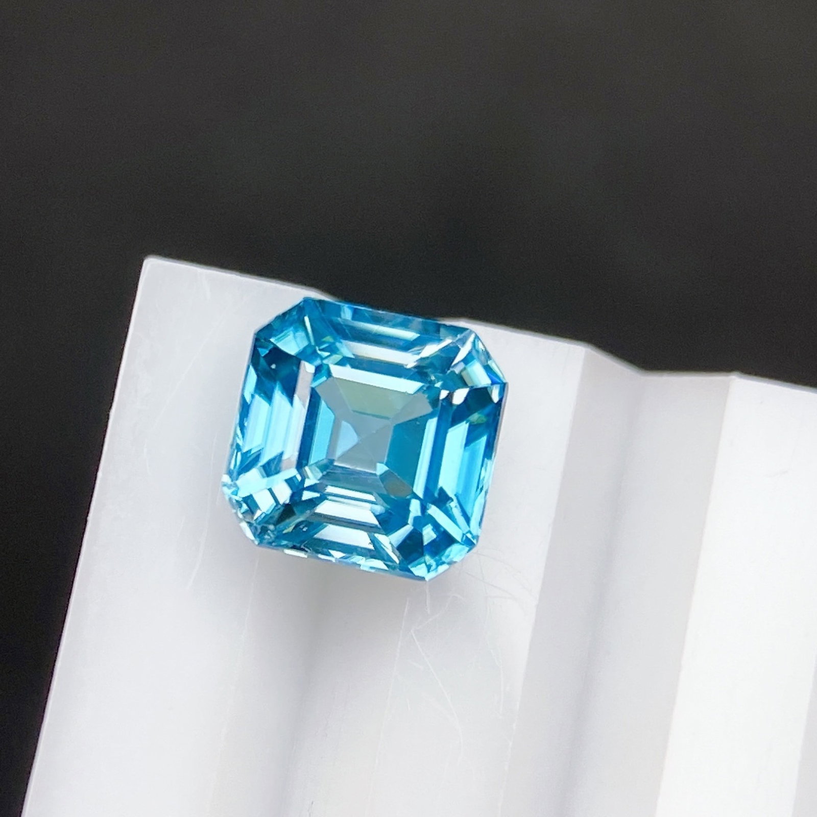 3.04Ctw Natural Zircon Loose: 3.04Ctw Natural Zircon Loose,Size:0.3inx0.3inx0.2in 3.04Ctw天然锆石裸石