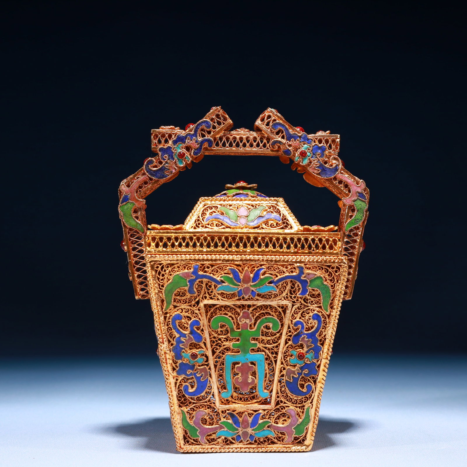 An Exquisite Filigree and Gilding Bats and Peach Pattern Loop-Handled Box,Inlaid Gems: An Exquisite Filigree and Gilding Bats and Peach Pattern Loop-Handled Box,Inlaid Gems,Qing Dynasty,China,Qianlong Four-character Mark,Size:5.1inx3.9inx7.1in,Weight:700g 掐丝鎏金