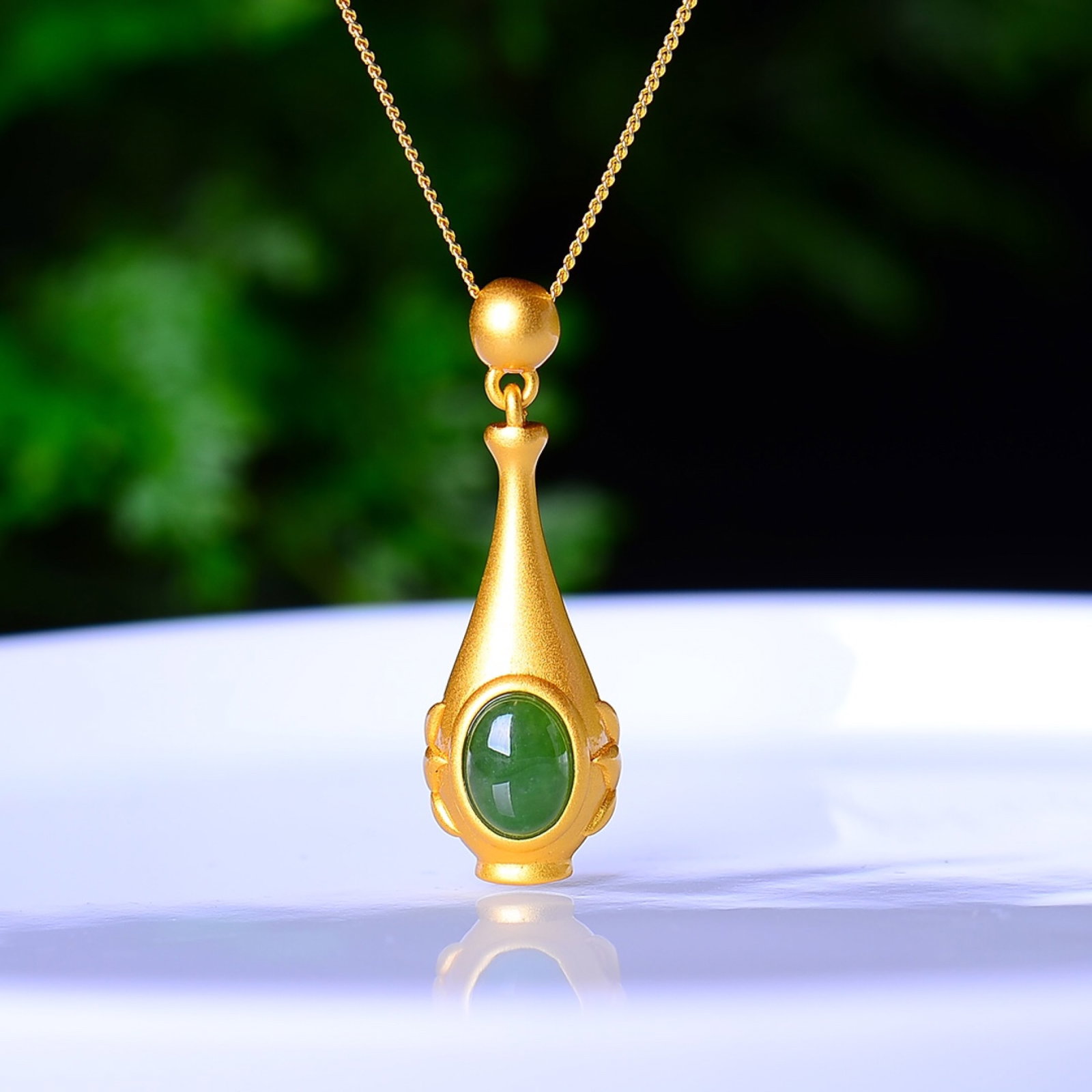 An Exquisite Sterling Silver-Gold Plated Inlaid Jasper Pendant: An Exquisite Sterling Silver-Gold Plated Inlaid Jasper Pendant,Size:0.2inx0.3in 纯银镀金镶碧玉吊坠