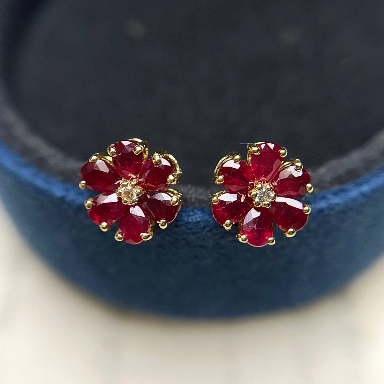 A Pair of Exquisite 18k Gold Inlaid 1.88ct Natural Ruby Earrings,Inlaid Gems: A Pair of Exquisite 18k Gold Inlaid 1.88ct Natural Ruby Earrings,Inlaid Gems,Total Weight:1.42g 一对18k金镶 1.88ct 天然红宝石耳钉,