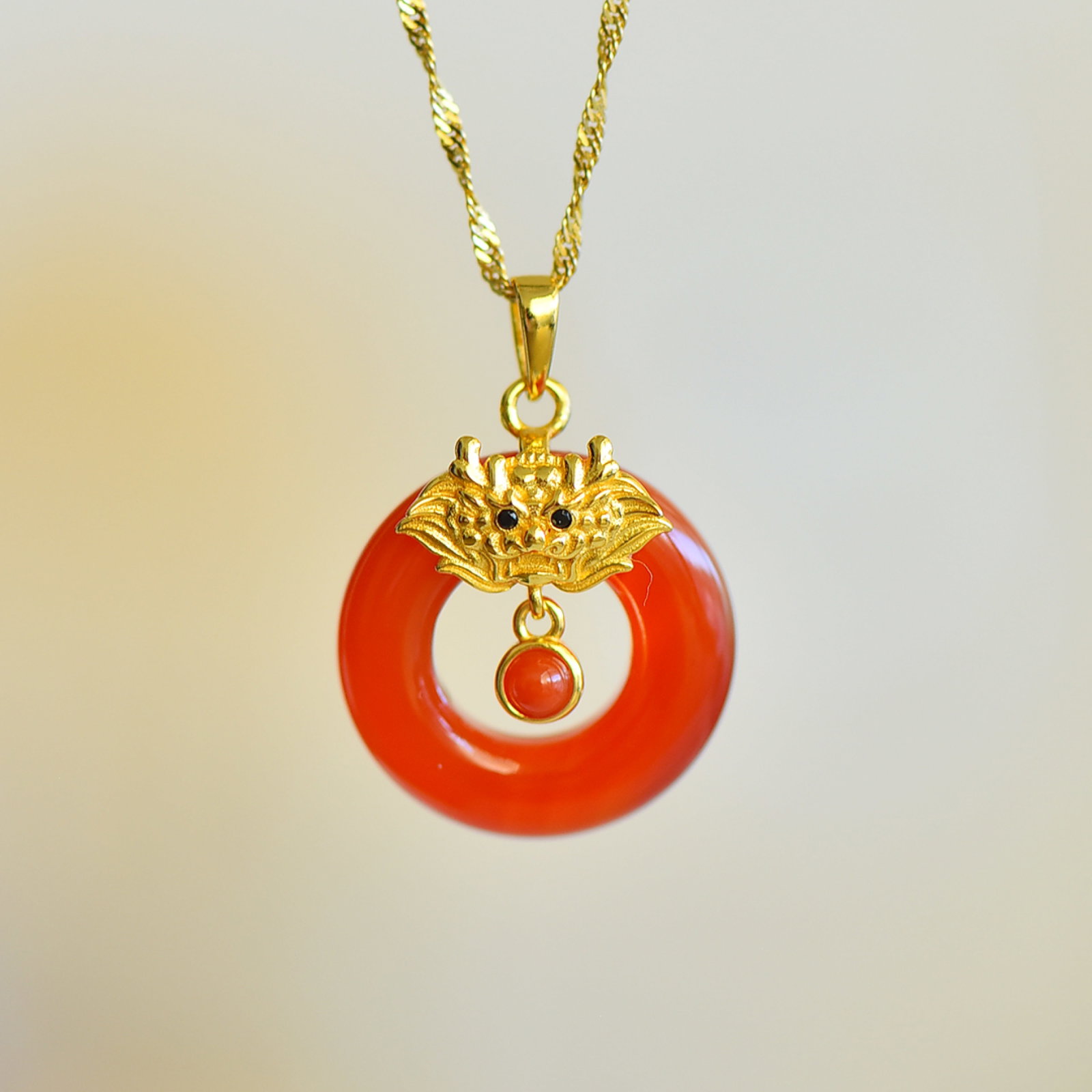 An Exquisite Sterling Silver-Gold Plated Inlaid Agate Pendant: An Exquisite Sterling Silver-Gold Plated Inlaid Agate Pendant,Size:0.8inx0.8in 纯银镀金镶玛瑙吊坠