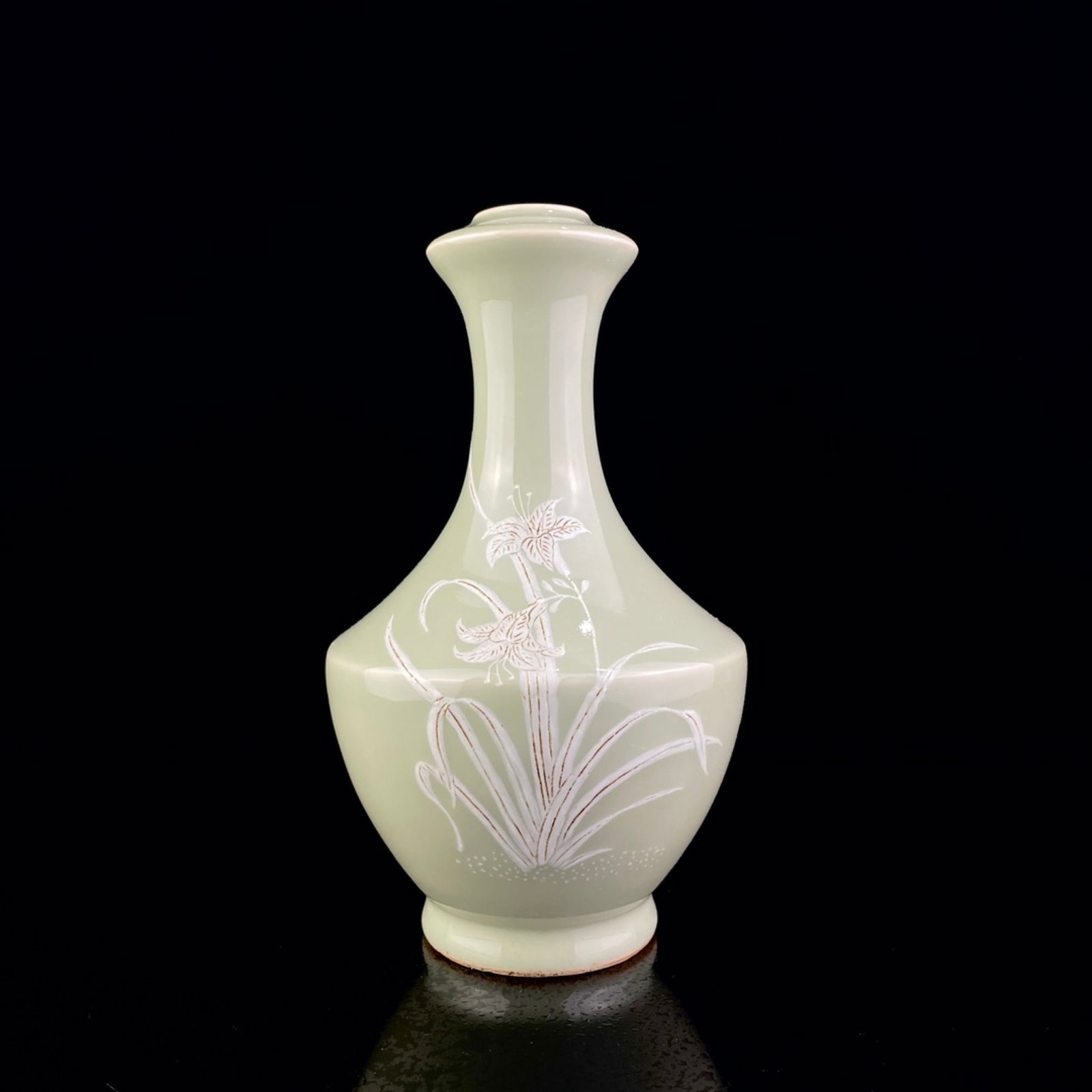 An Exquisite Celadon Glazed Flower Pattern Vase: An Exquisite Celadon Glazed Flower Pattern Vase,Qing Dynasty,China,Yongzheng Six-character Mark,Size:9.1inx5.1in 青釉花卉纹瓶,中国清代,Ƃ