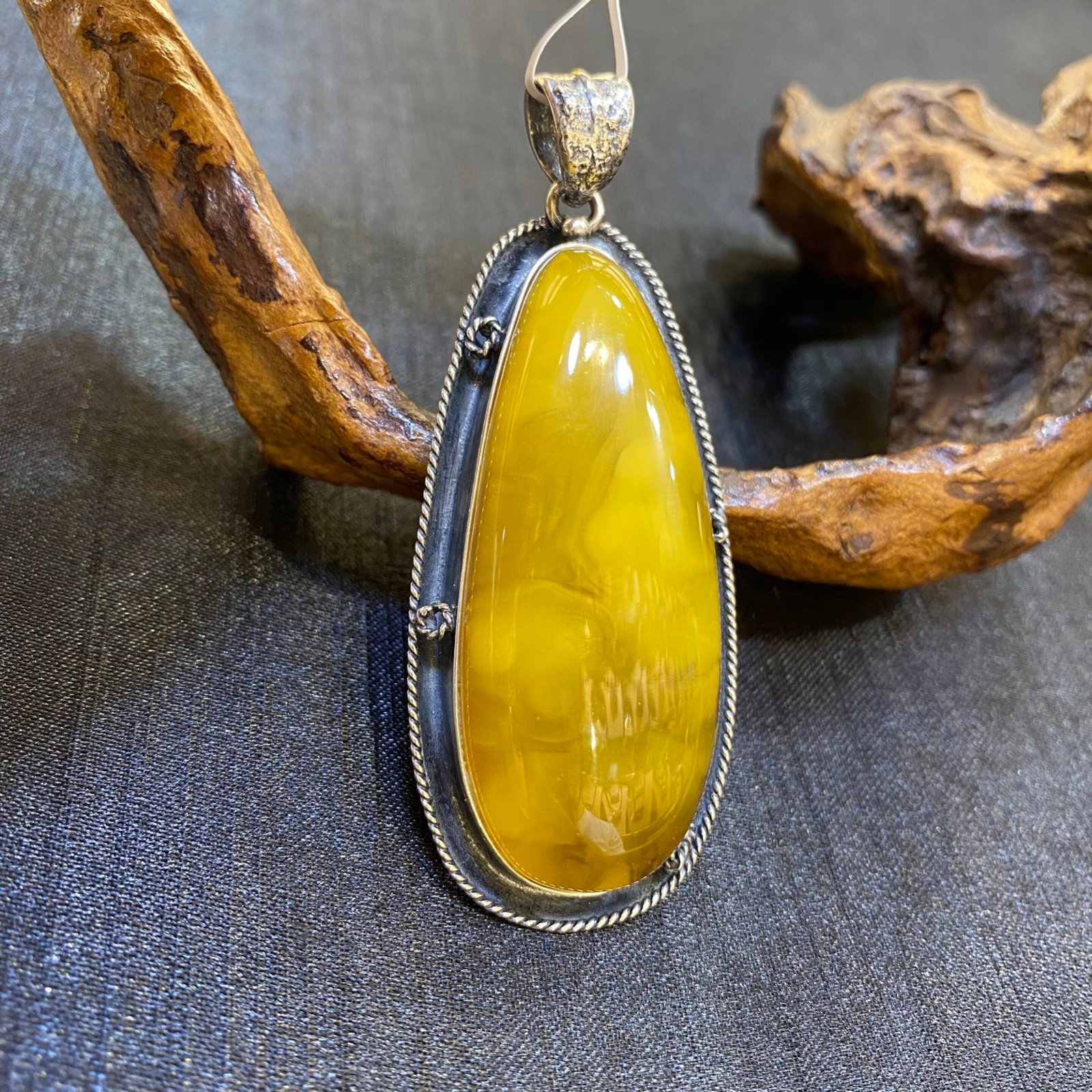 An Exquisite Beeswax Inlaid Silver Necklace: An Exquisite Beeswax Inlaid Silver Necklace,Size:1.1in,Weight:19.2g 蜜蜡镶银项链