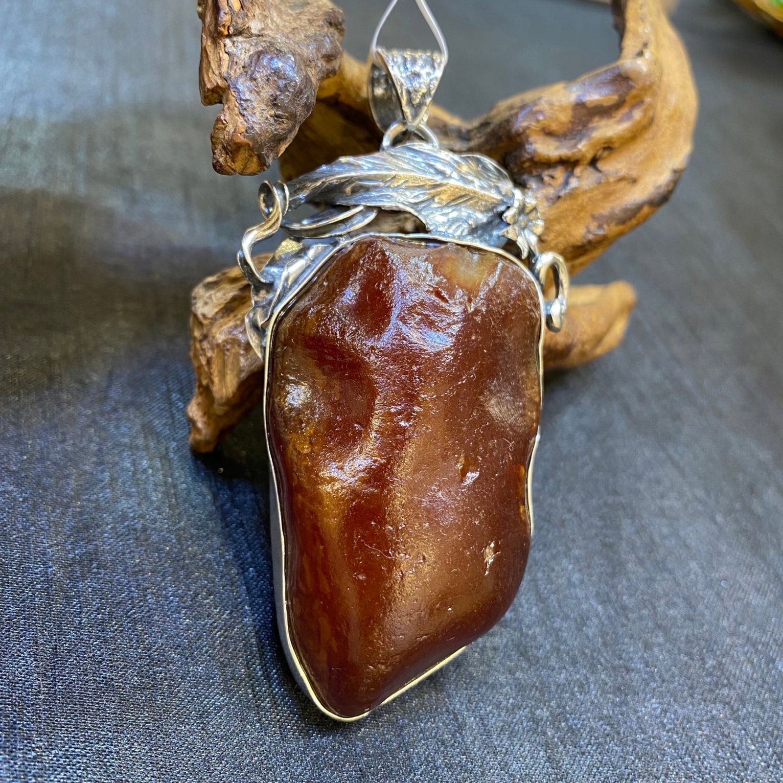 An Exquisite Beeswax Inlaid Silver Necklace: An Exquisite Beeswax Inlaid Silver Necklace,Size:1.8in,Weight:35.9g 蜜蜡镶银项链