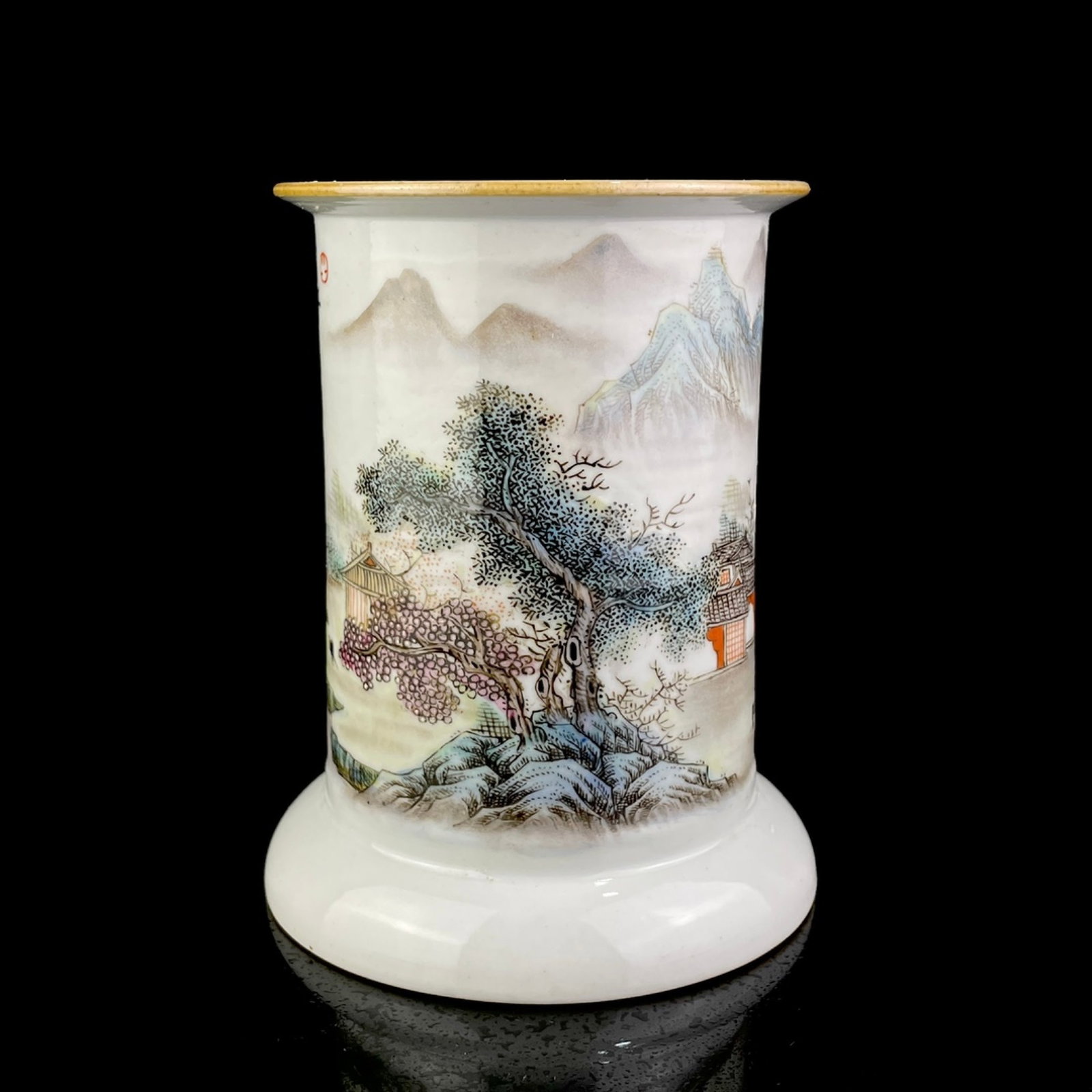 An Exquisite Famille-Rose Landscape and Figure Pattern Brush Pot: An Exquisite Famille-Rose Landscape and Figure Pattern Brush Pot,the Republic of China,With Mark,Size:5.1inx4.3in 粉彩山水人物纹笔筒,中Þ