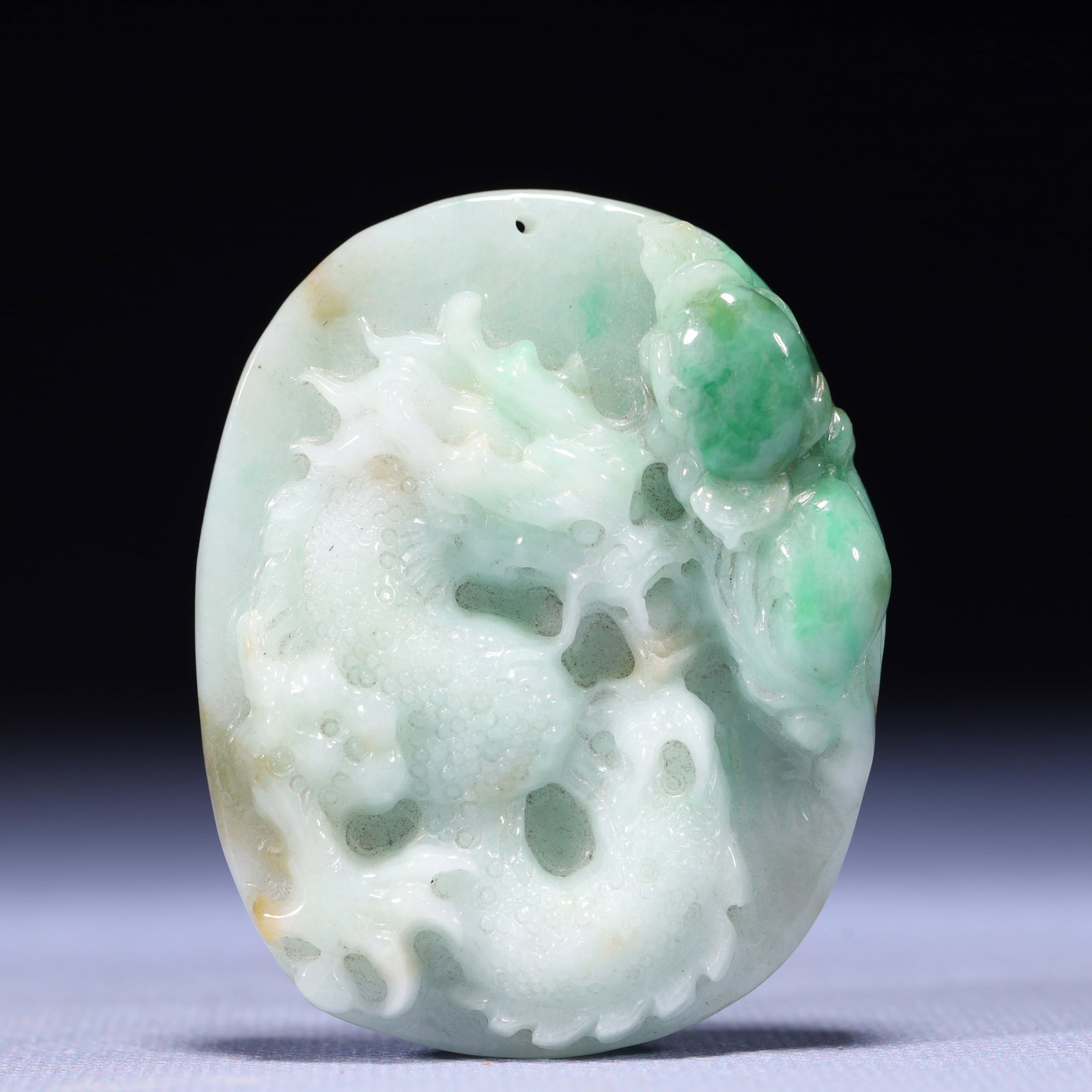 An Exquisite Jadeite Dragon Pattern Pendant: An Exquisite Jadeite Dragon Pattern Pendant,Qing Dynasty,China,Size:2inx0.4inx2.4in,Weight:55g 翡翠龙纹挂件,中国清代