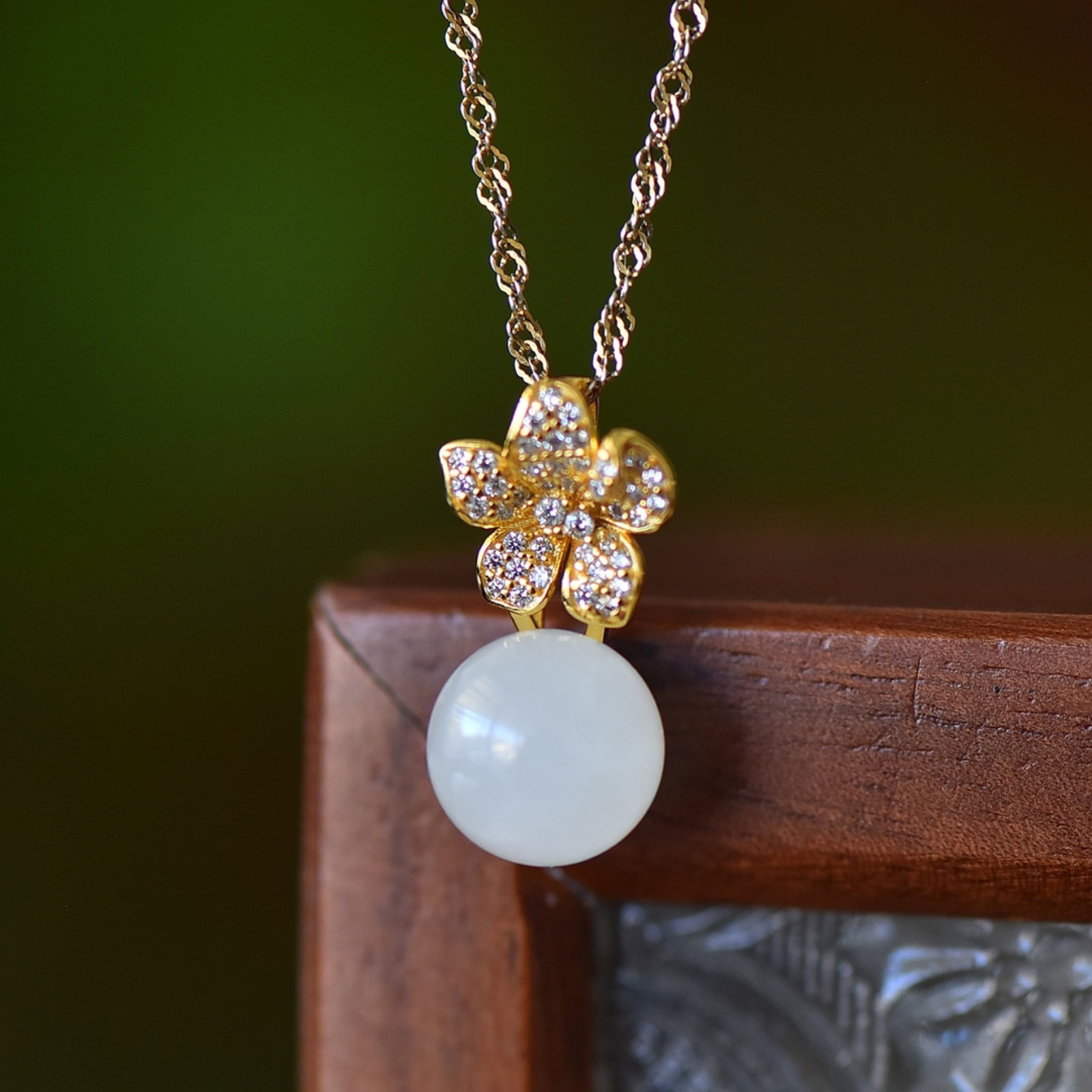 An Exquisite Sterling Silver-Gold Plated Inlaid White Jade Necklace,Inlaid Diamond: An Exquisite Sterling Silver-Gold Plated Inlaid White Jade Necklace,Inlaid Diamond,Size:0.4inx0.4in 纯银镀金镶白玉项链,嵌钻石