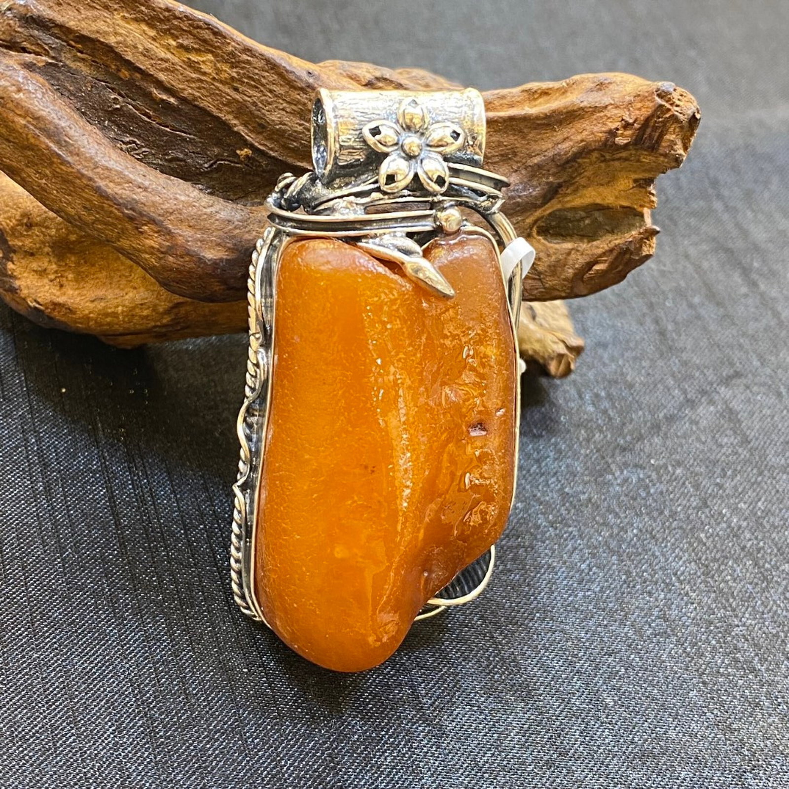 An Exquisite Beeswax Inlaid Silver Necklace: An Exquisite Beeswax Inlaid Silver Necklace,Size:1.1in,Weight:38.4g 蜜蜡镶银项链