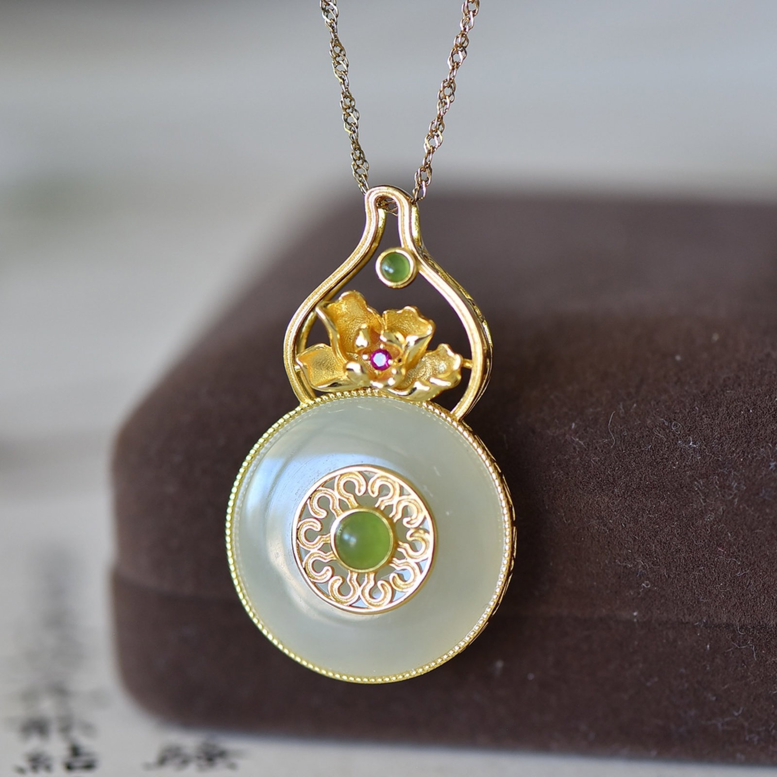 An Exquisite Sterling Silver-Gold Plated Inlaid White Jade Pendant: An Exquisite Sterling Silver-Gold Plated Inlaid White Jade Pendant,Size:0.9inx0.9in 纯银镀金镶白玉吊坠