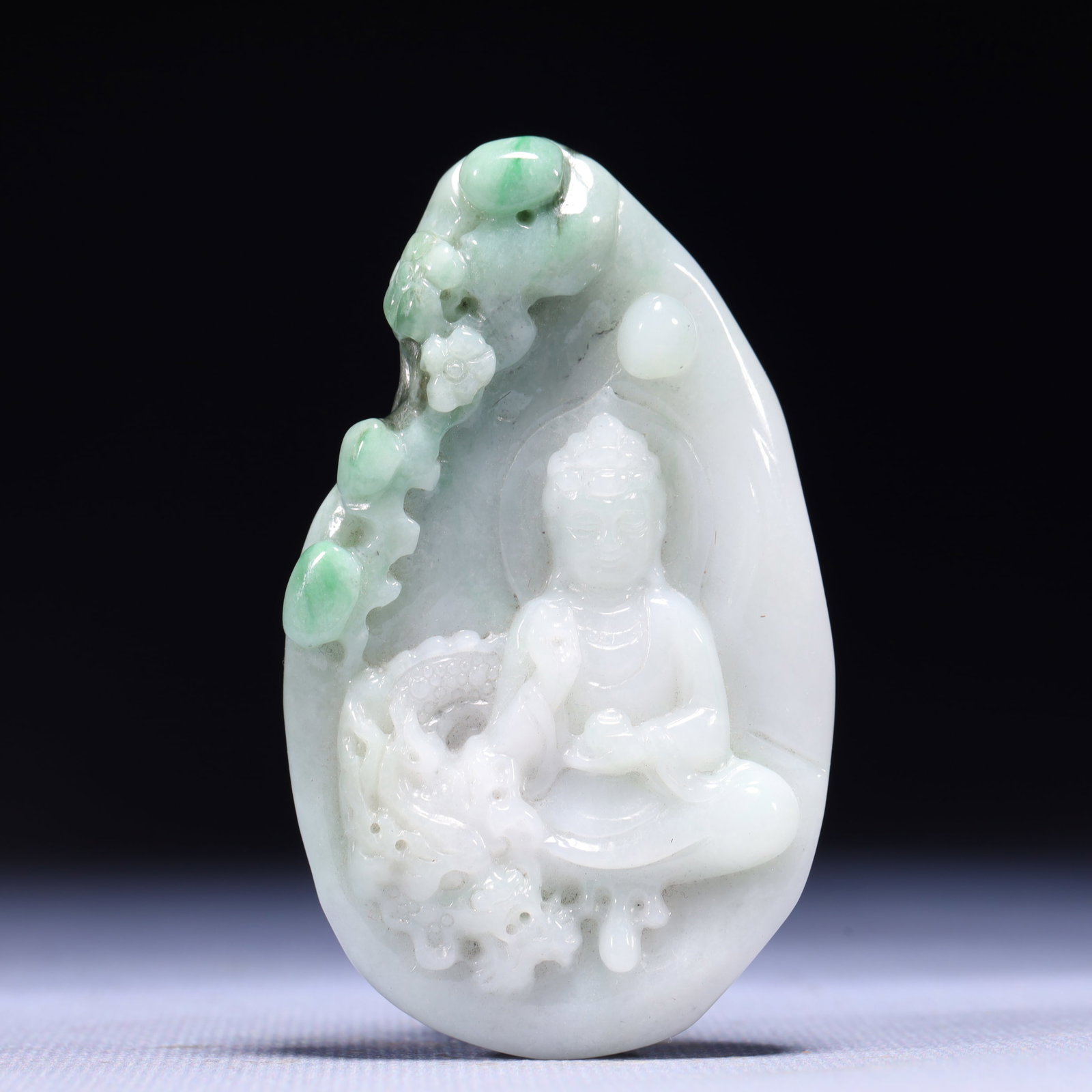 An Exquisite Jadeite Statue of Avalokitesvara Pendant: An Exquisite Jadeite Statue of Avalokitesvara Pendant,Qing Dynasty,China,Size:1.8inx0.3inx3in,Weight:68g 翡翠观音像挂件,中国清代